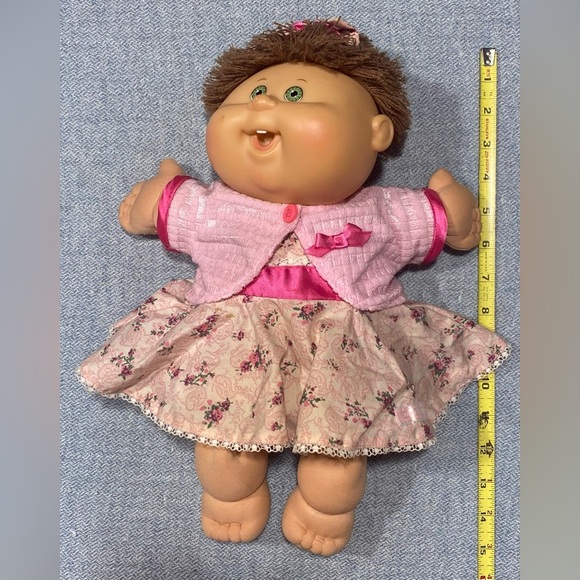 Cabbage Patch Kid Doll
Vintage 2004
Soft Body
brown hair, blue eyes, pink dress - Picture 3 of 14
